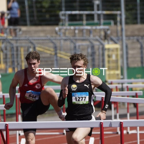 Bruno Betz (1277) und Jonas Unruh im Hürdenlauf in Koblenz