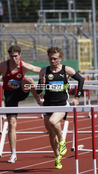 Bruno Betz (1277) und Jonas Unruh im Hürdenlauf in Koblenz
