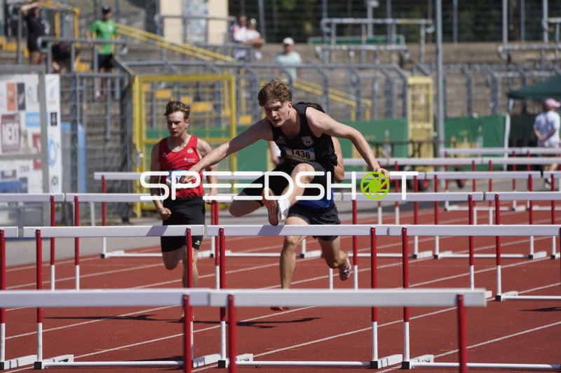 Nils Noel Zeller überquert die Hürde beim Hürdenlauf in Koblenz