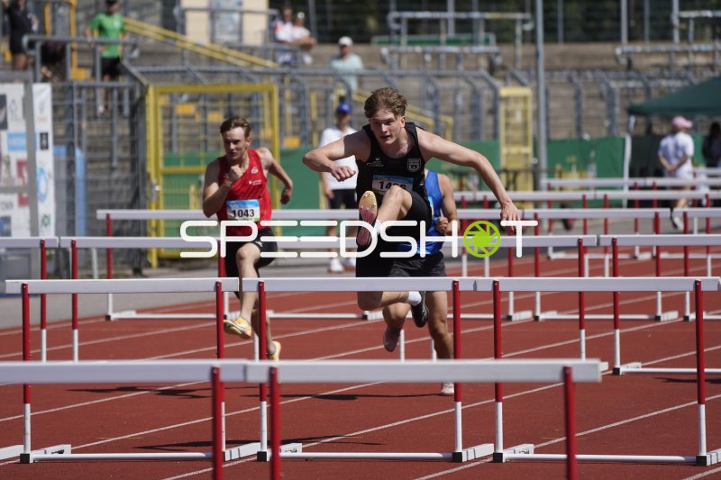 Nils Noel Zeller überquert die Hürde beim Hürdenlauf in Koblenz