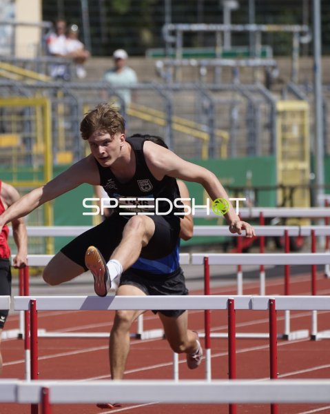 Nils Noel Zeller überquert die Hürde beim Hürdenlauf in Koblenz