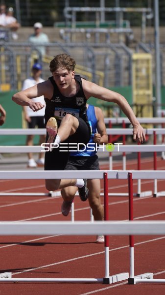 Nils Noel Zeller überquert die Hürde beim Hürdenlauf in Koblenz