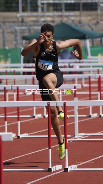Tuora David überquert die Hürde im Stadion Oberwerth Koblenz