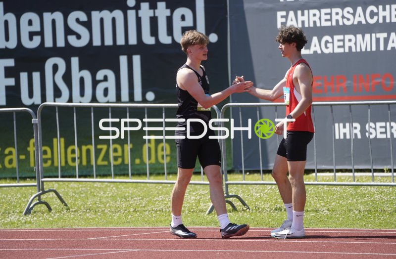 Nils Noel Zeller beim Handschlag mit einem Athleten in Koblenz