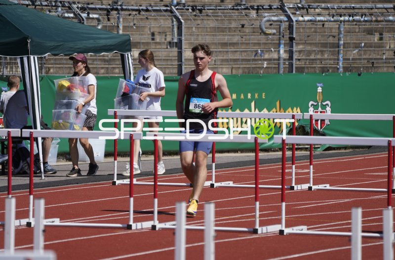 Carlo Deuker im Hürdenlauf beim Leichtathletik-Meeting in Koblenz