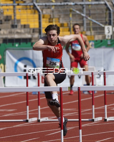 Thomas Leonard mit Startnummer 236 beim Hürdenlauf in Koblenz
