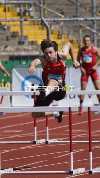 Thomas Leonard überquert die Hürde im Stadion Oberwerth Koblenz