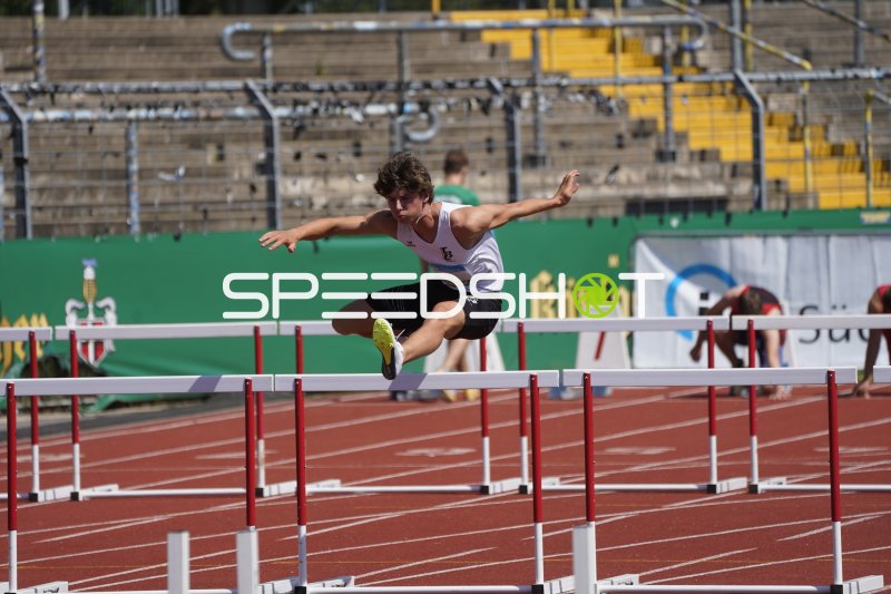 Hürdenläufer im Sprung über die Hürde im Stadion Oberwerth Koblenz