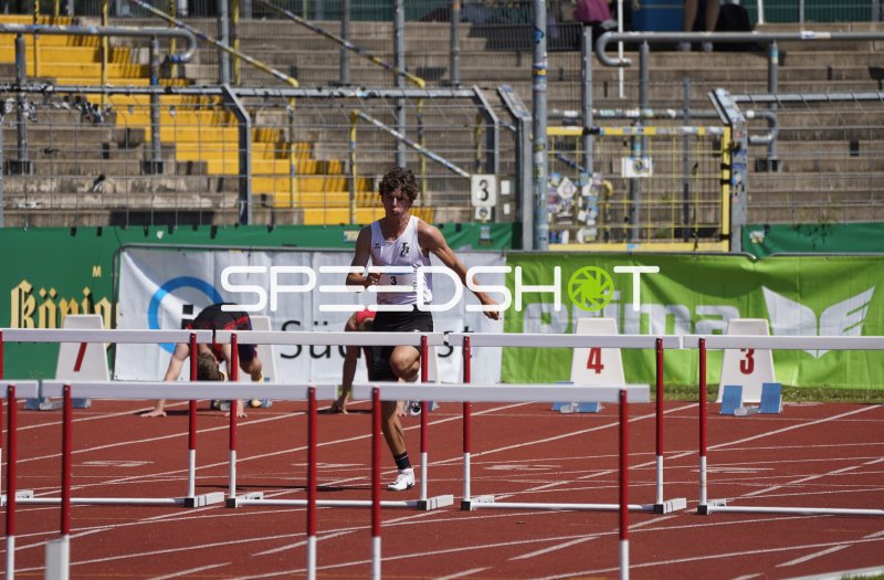 Sohmer Lenny im Hürdenlauf im Stadion Oberwerth Koblenz