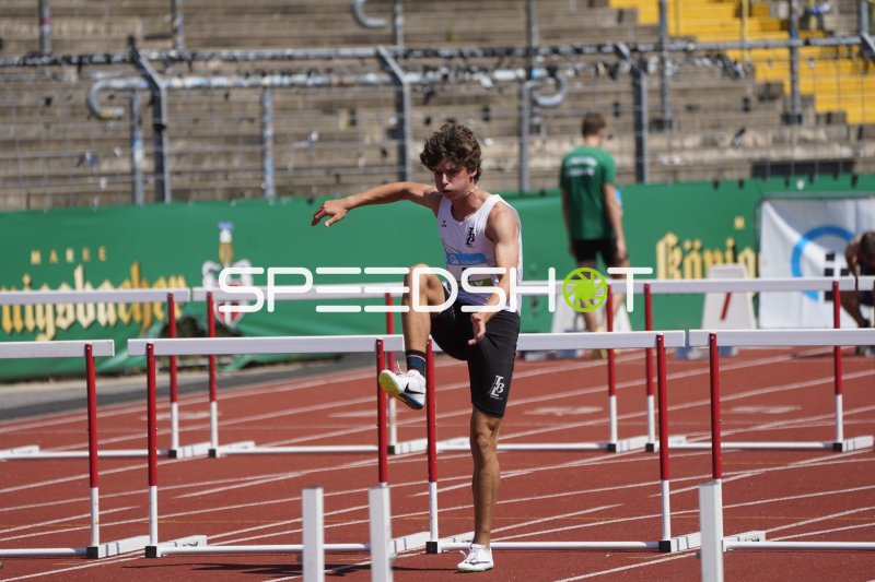 Lenny Sohmer beim Hürdenlauf im Stadion Oberwerth Koblenz