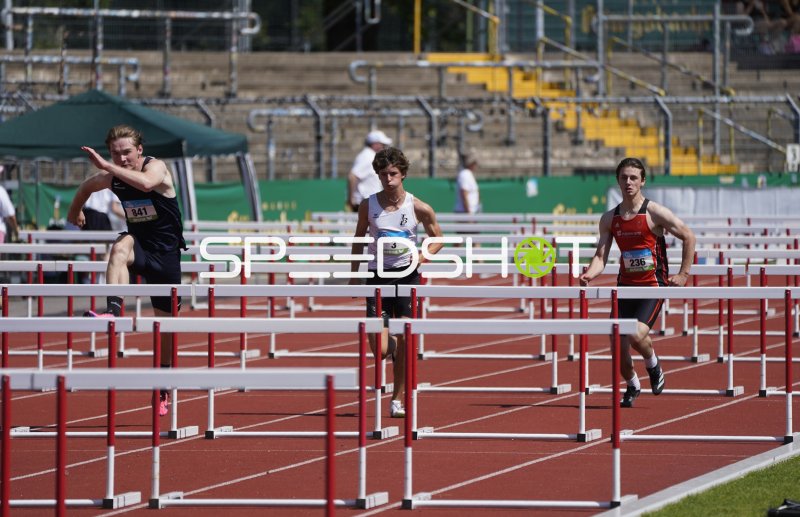 Hürdenläufer beim 110m-Hürdenlauf im Stadion Oberwerth Koblenz