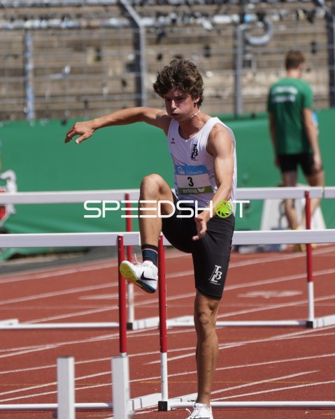 Lenny Sohmer beim Hürdenlauf im Stadion Oberwerth Koblenz