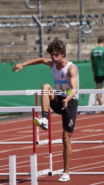 Lenny Sohmer beim Hürdenlauf im Stadion Oberwerth Koblenz