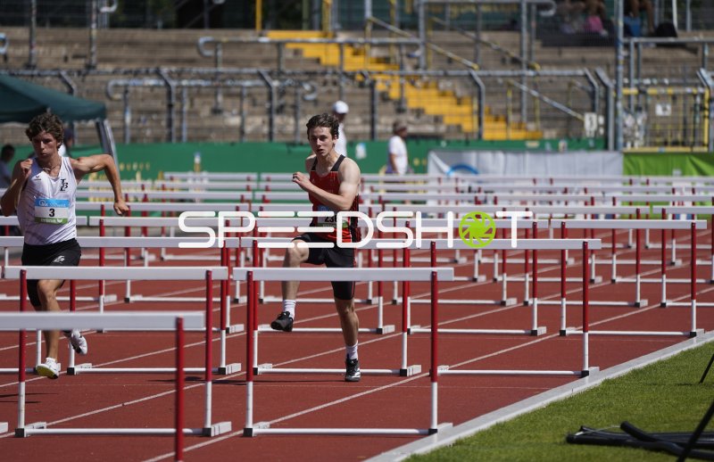 Thomas Leonard und Sohmer Lenny im Hürdenlauf im Stadion Oberwerth