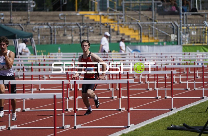 Thomas Leonard im Hürdenlauf beim Stadion Oberwerth Koblenz
