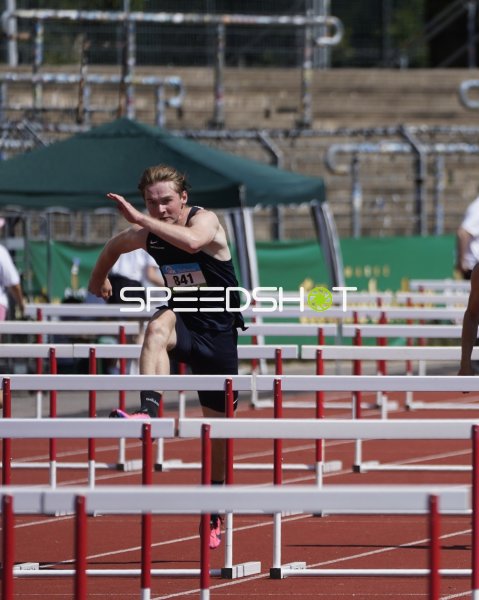 Hürdenläufer beim 110m-Hürdenlauf im Stadion Oberwerth Koblenz