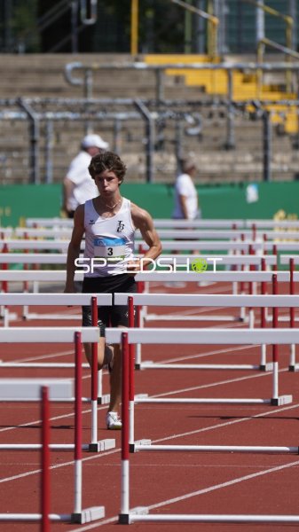 Hürdenläufer beim 110m-Hürdenlauf im Stadion Oberwerth Koblenz