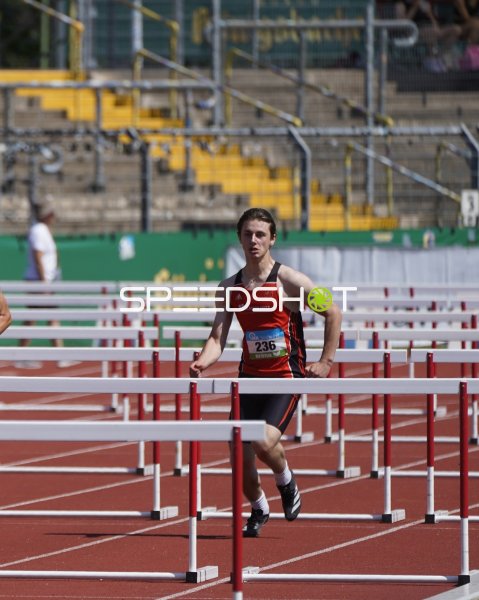 Hürdenläufer beim 110m-Hürdenlauf im Stadion Oberwerth Koblenz