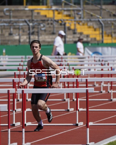 Thomas Leonard im Hürdenlauf beim Stadion Oberwerth Koblenz