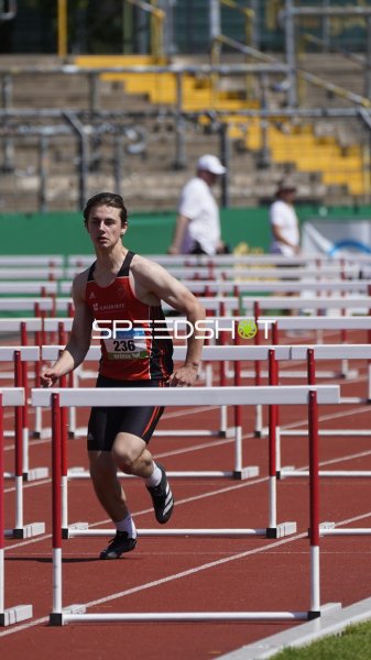Thomas Leonard im Hürdenlauf beim Stadion Oberwerth Koblenz