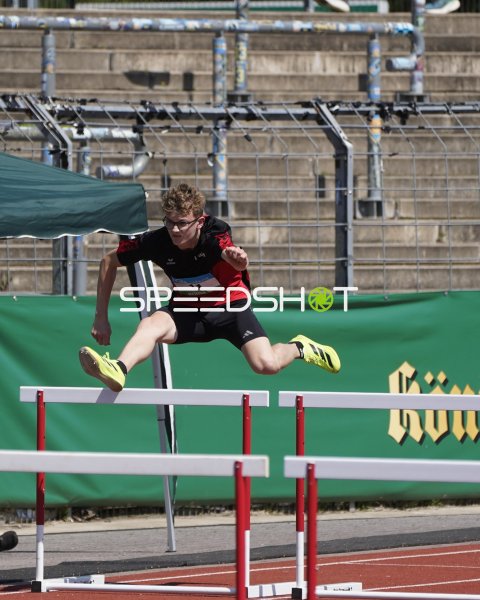 Lias Schuster überquert die Hürde im Stadion Oberwerth Koblenz