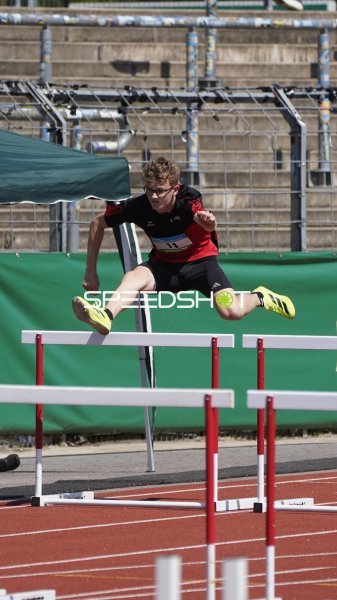 Lias Schuster überquert die Hürde im Stadion Oberwerth Koblenz