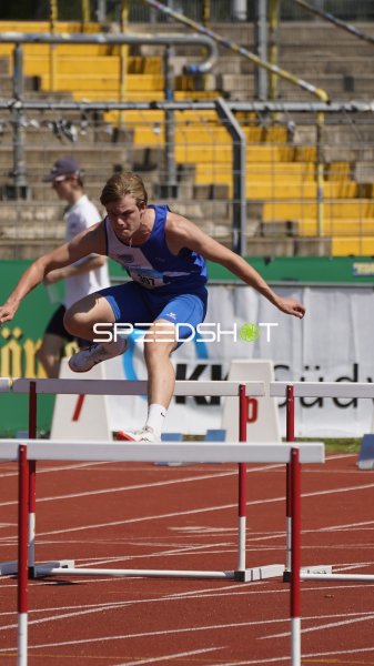 Hürdenläufer im Sprung über die Hürde im Stadion Oberwerth Koblenz