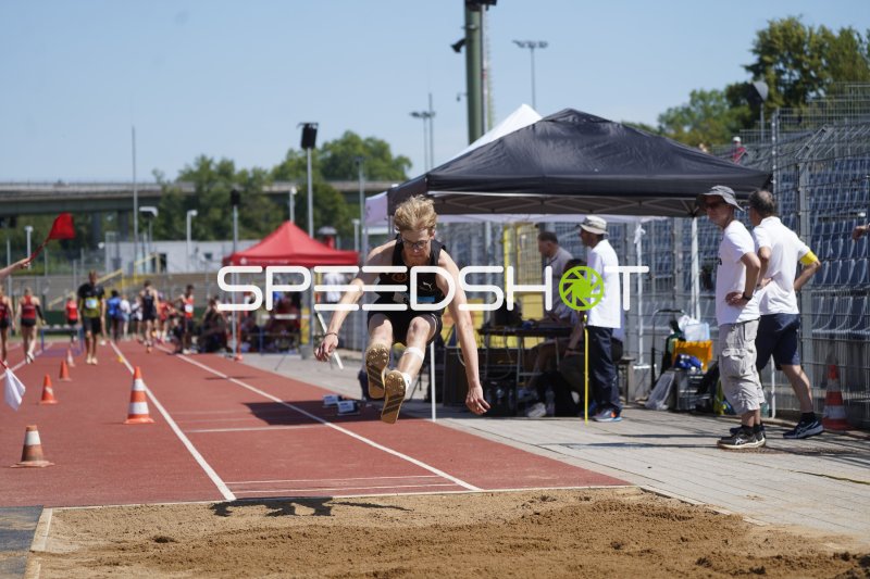 Klein Sharleen beim Weitsprung im Stadion Oberwerth Koblenz