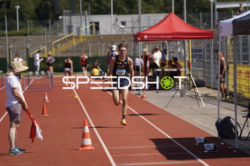 Niklas Stroh beim Anlauf im Stadion Oberwerth Koblenz
