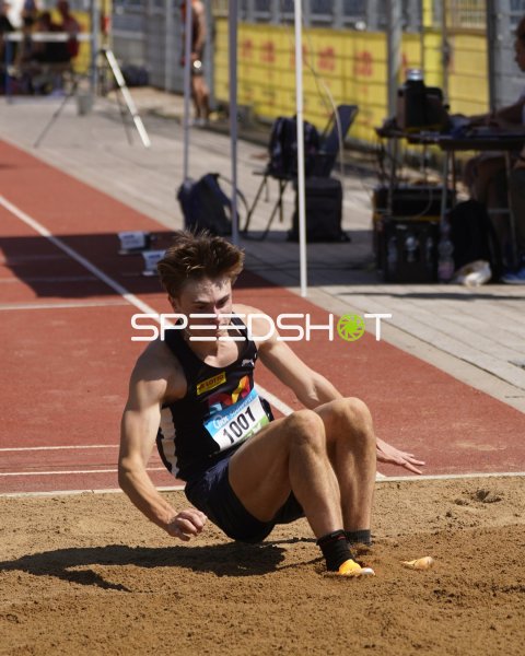 Niklas Stroh landet im Sandkasten beim Weitsprung in Koblenz