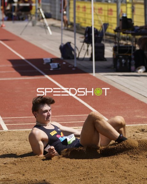 Niklas Stroh (USC Mainz) landet im Weitsprung-Sand in Koblenz