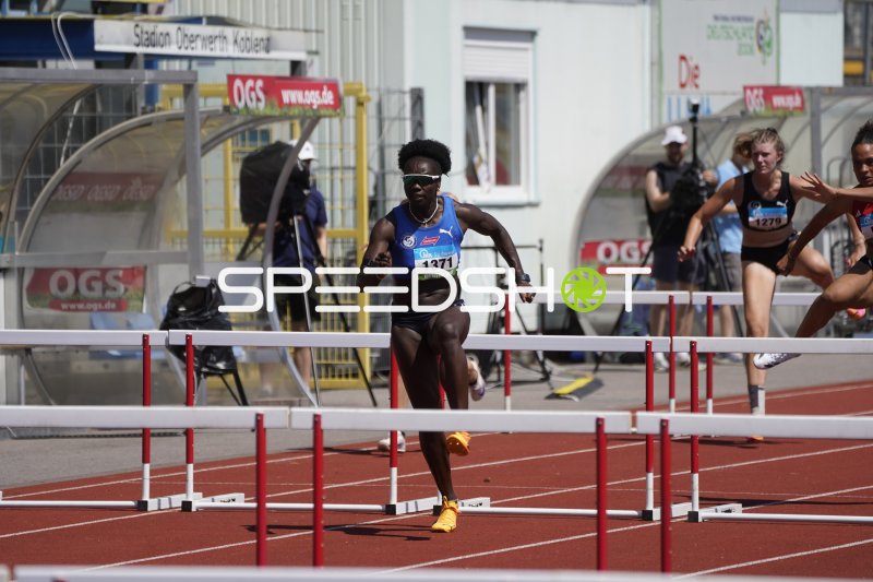 Vanessa Clemens mit Startnummer 1371 beim Hürdenlauf in Koblenz