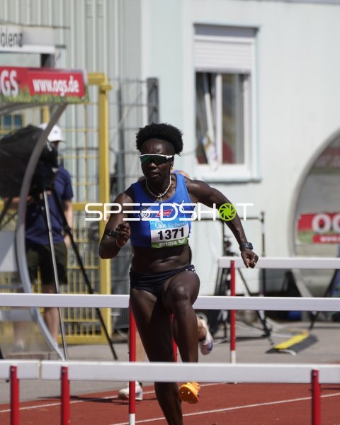 Vanessa Clemens mit Startnummer 1371 beim Hürdenlauf in Koblenz