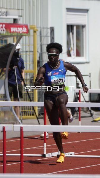 Vanessa Clemens mit Startnummer 1371 beim Hürdenlauf in Koblenz