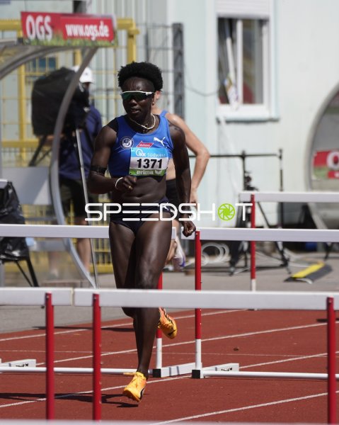 Adjei Abigail im Hürdenlauf im Stadion Oberwerth Koblenz