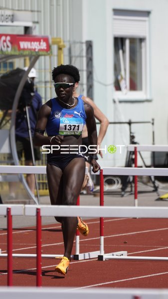 Adjei Abigail im Hürdenlauf im Stadion Oberwerth Koblenz