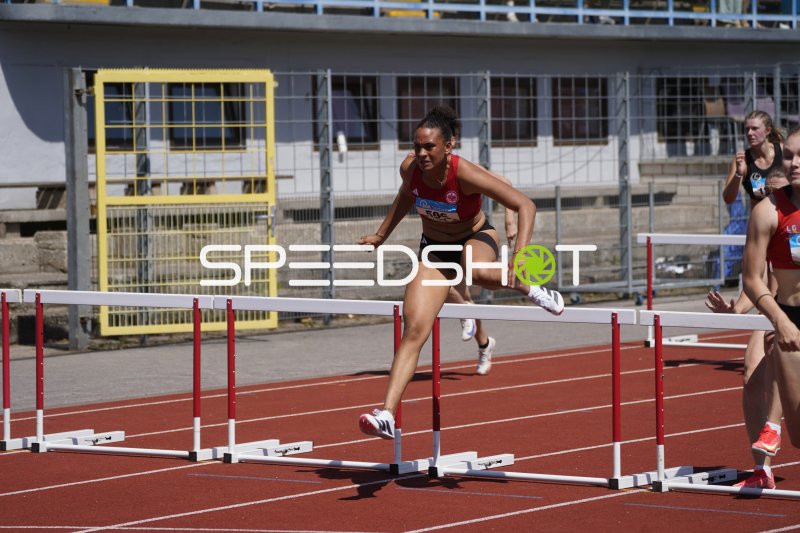 Julia Badenhausen überquert die Hürde beim Hürdenlauf in Koblenz