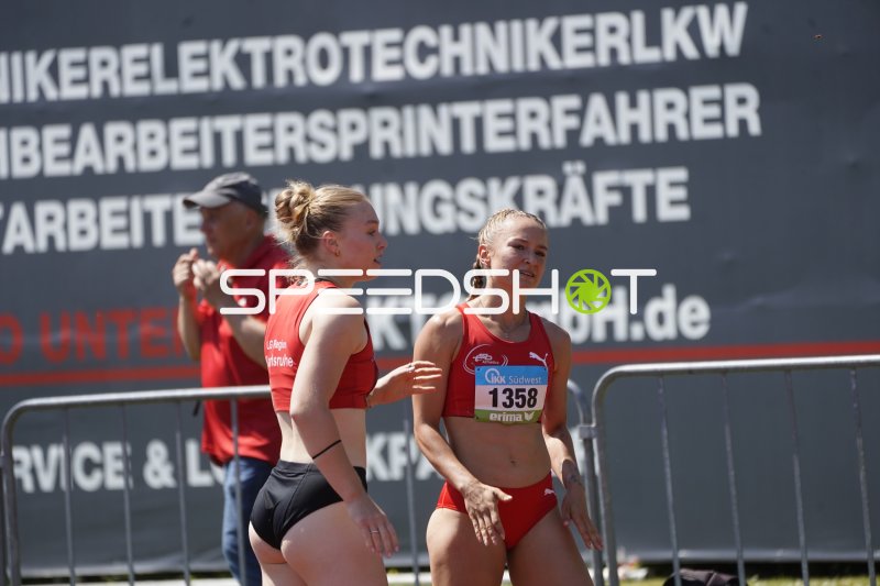 Leana Scholz und eine Athletin nach dem Wettkampf in Koblenz