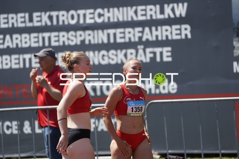 Leana Scholz und eine Athletin nach dem Wettkampf in Koblenz