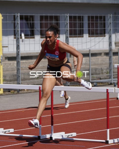 Julia Badenhausen überquert die Hürde beim Hürdenlauf in Koblenz
