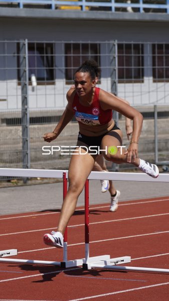 Julia Badenhausen überquert die Hürde beim Hürdenlauf in Koblenz