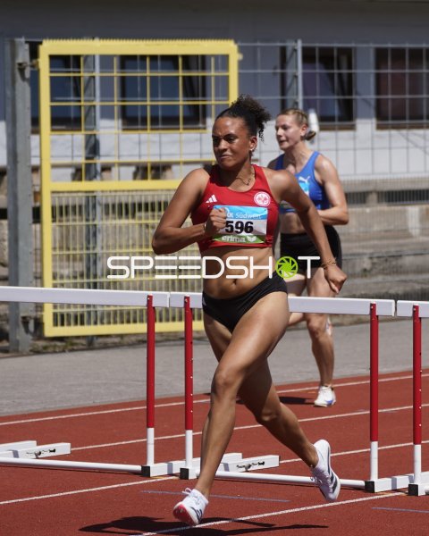 Julia Badenhausen (596) führt das Hürdenfeld in Koblenz an