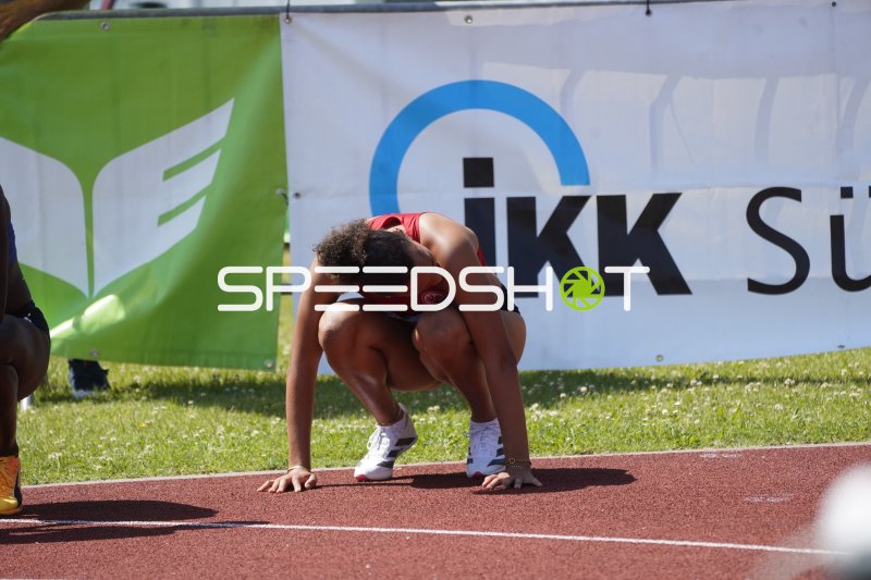 Erschöpfter Athlet nach dem Zieleinlauf in Koblenz