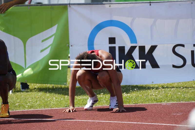 Erschöpfte Athletin nach dem Lauf im Stadion Oberwerth Koblenz