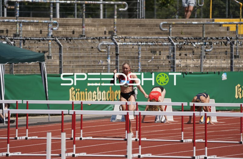 Scharf Alexandra jubelt nach dem Hürdenlauf im Stadion Oberwerth Koblenz