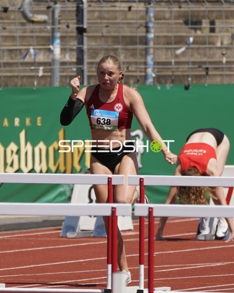 Scharf Alexandra jubelt nach dem Hürdenlauf im Stadion Oberwerth Koblenz