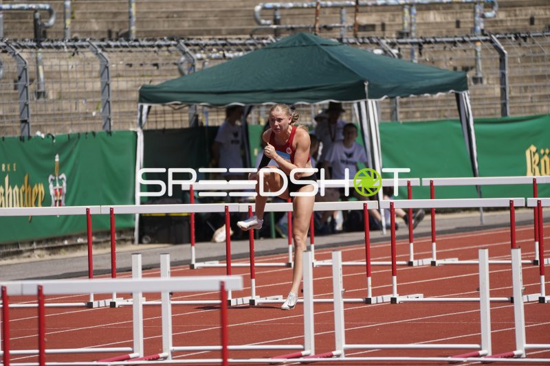 Hürdenläuferin im Überquerungsmoment beim Leichtathletik-Meeting in Koblenz