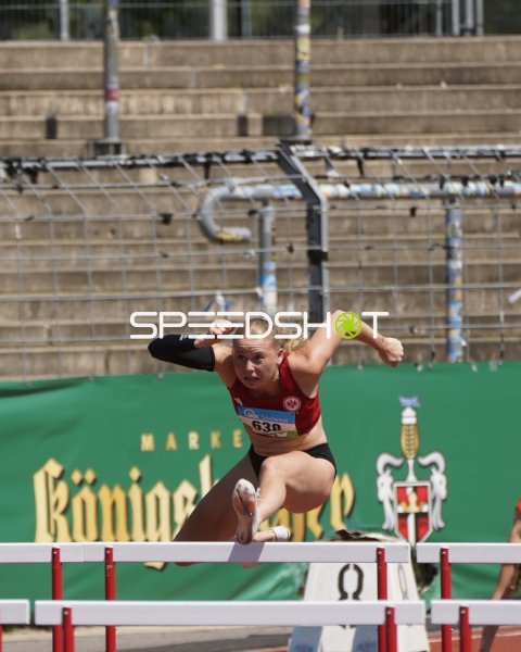 Scharf Alexandra beim Hürdenlauf im Stadion Oberwerth Koblenz