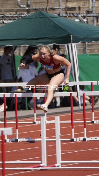 Sickler Emilia überquert die Hürde im Stadion Oberwerth Koblenz