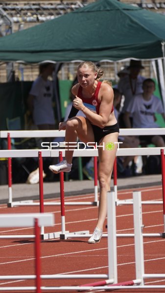 Hürdenläuferin im Überquerungsmoment beim Leichtathletik-Meeting in Koblenz